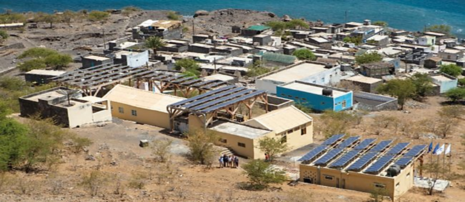 Une ombrière PV pilote à micro-onduleurs Enphase pour alimenter le centre  de formation de l'INES - L'Echo du Solaire