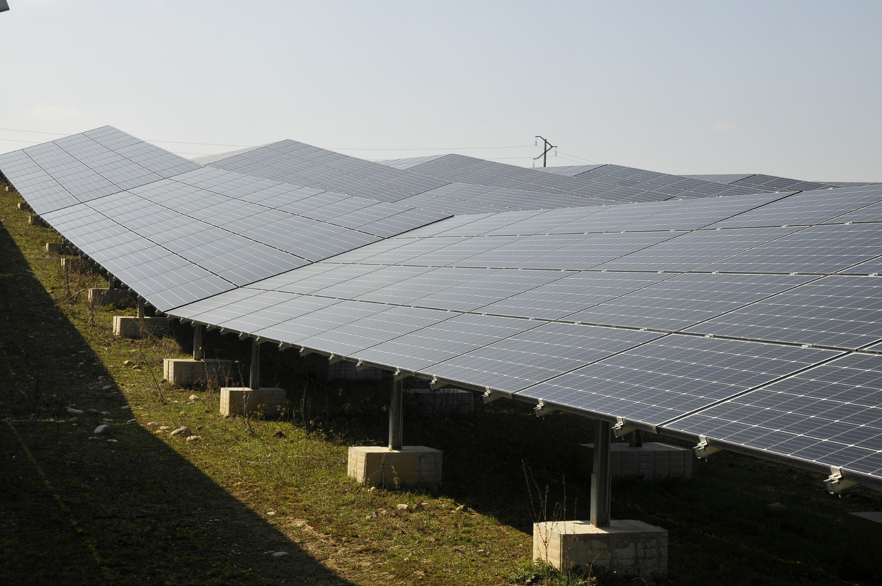 Une ombrière PV pilote à micro-onduleurs Enphase pour alimenter le centre  de formation de l'INES - L'Echo du Solaire